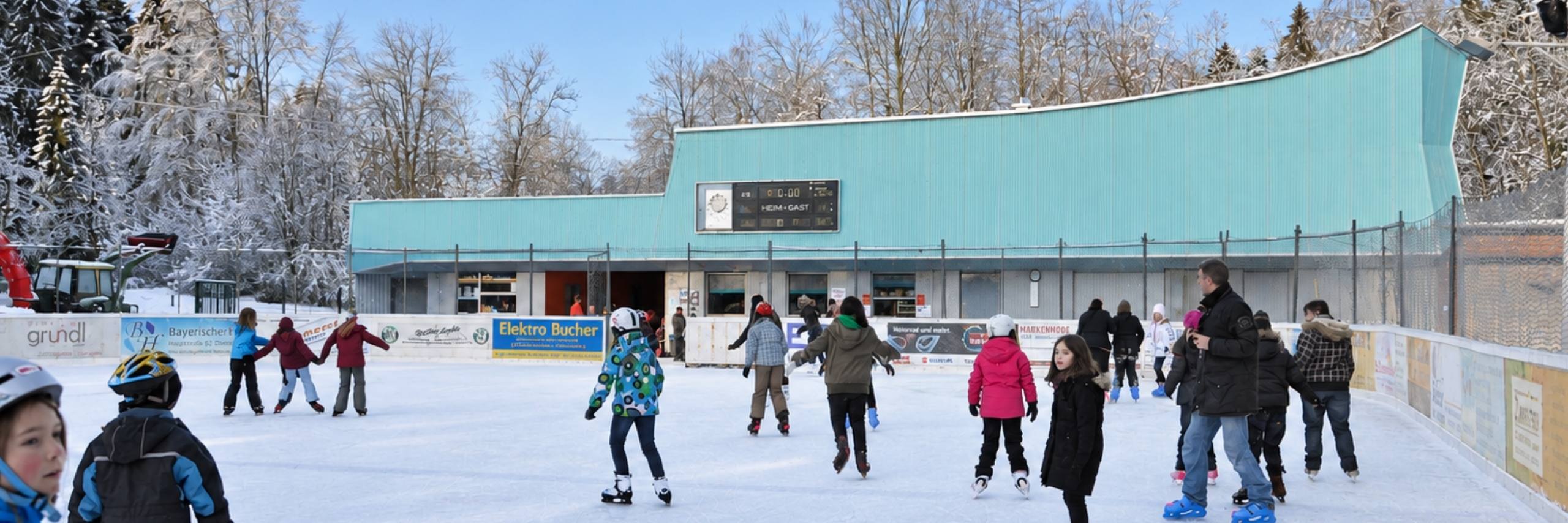 Schlittschuhlaufen am Eisplatz Lindenberg: Kinder und Erwachsene auf der Eisfläche vor dem Tribünengebäude im Winter