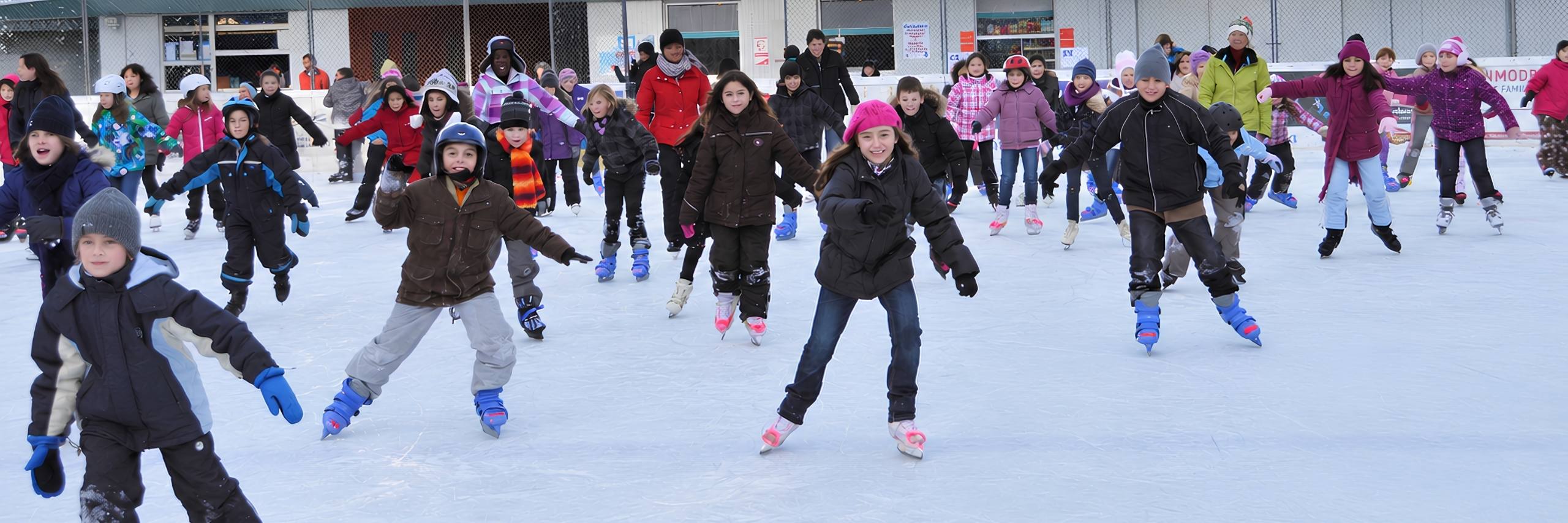 Schulklasse beim Schlittschuhlaufen Schulsport am Eisplatz Lindenberg: Schulklasse beim Schlittschuhlaufen