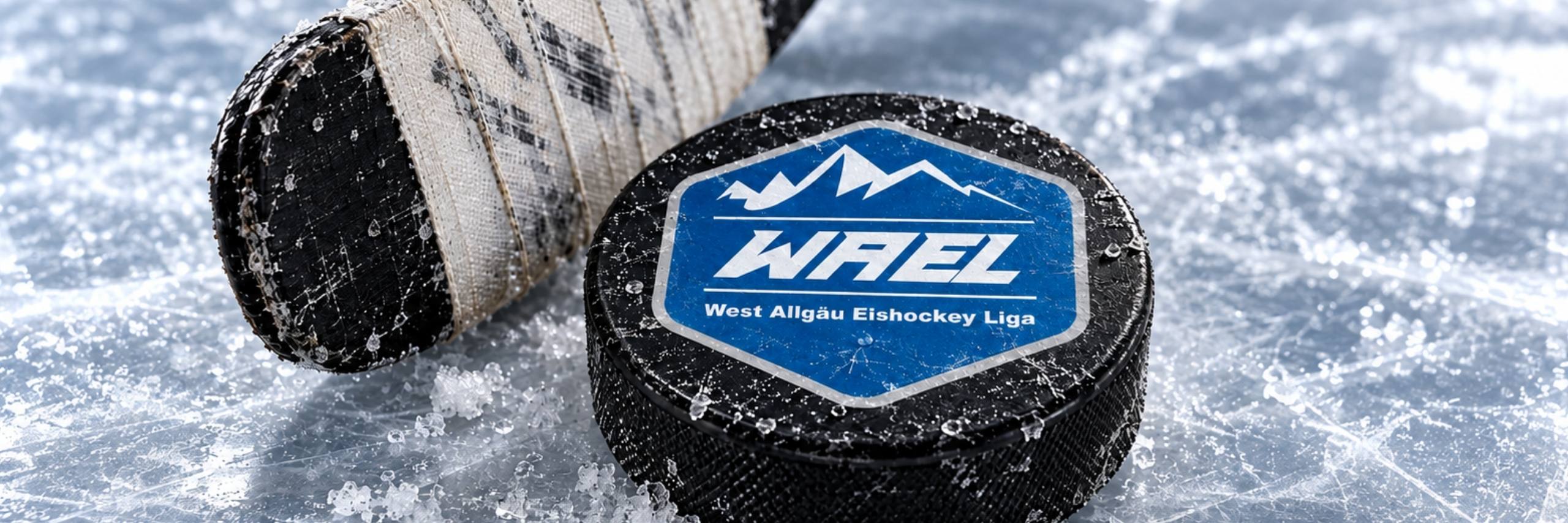 Puck mit Logo der West Allgäu Eishockey Liga (WAEL) neben einem Schläger auf dem Eis