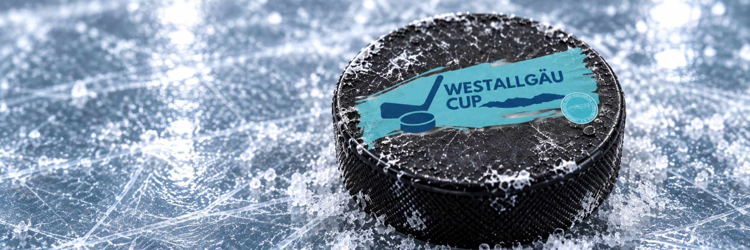 Puck mit Westallgäu-Cup-Logo auf dem Eis